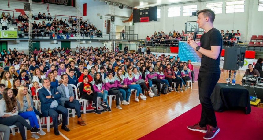 EL CREADOR DE ¡HABLALO! MATEO SALVATTO BRINDÓ UNA CHARLA A JÓVENES DE LA CIUDAD