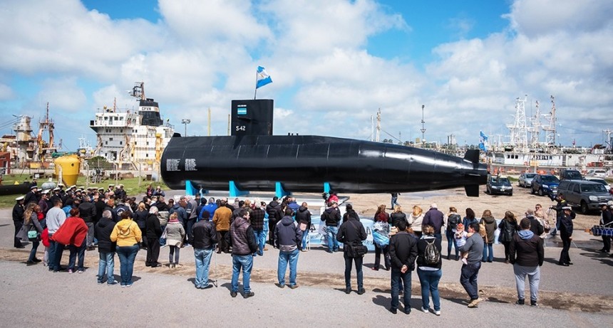 PRESENTARON UNA RÉPLICA DEL ARA SAN JUAN EN HOMENAJE A SUS TRIPULANTES