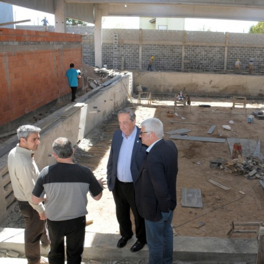 TANDIL: LUNGHI SUPERVISÓ LOS AVANCES DE LAS OBRAS DE UNA NUEVA ETAPA DE LA CONSTRUCCIÓN DEL COMPLEJO DE PILETAS CUBIERTAS EN EL CEF 42