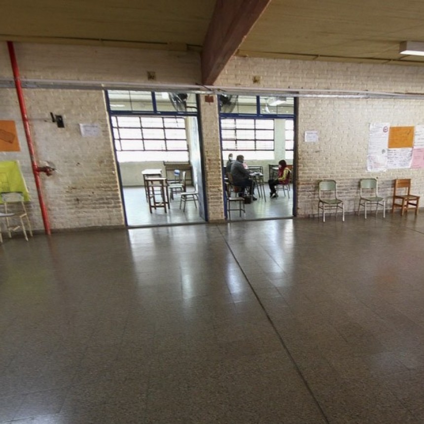 CLASES EN LAS ESCUELAS SI LA CIRCULACIÓN DEL CORONAVIRUS ES BAJA Y SI ES MEDIA ACTIVIDAD EN ESPACIO ABIERTO