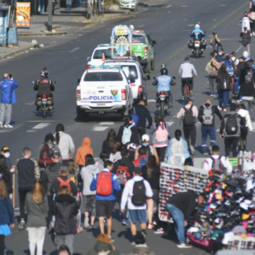 MILES DE PERSONAS PARTICIPAN DE LA PEREGRINACIÓN A LUJÁN CON BARBIJOS Y CUIDADOS