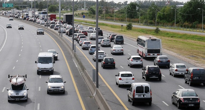 RUTAS, TERMINALES Y AEROPARQUE CON INTENSO MOVIMIENTO EN EL INICIO DEL FIN DE SEMANA LARGO