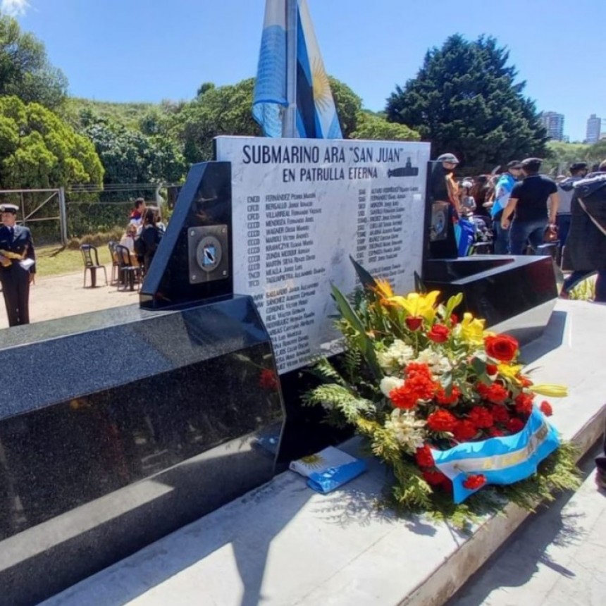 INAUGURARON EN MAR DEL PLATA UN MEMORIAL EN HOMENAJE A LAS 44 VÍCTIMAS DEL ARA SAN JUAN