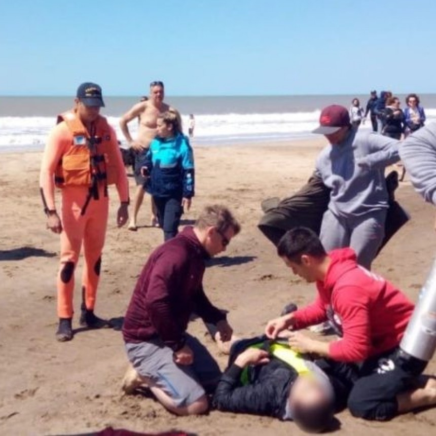 VALERIA DEL MAR: RESCATARON A UN KAYAKISTA QUE NO PODÍA VOLVER A LA COSTA