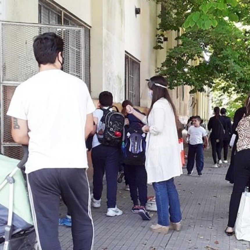 ESCUELAS BONAERENSES: CON EL 50% DE LOS ALUMNOS VACUNADOS NO SERÁ OBLIGATORIO EL BARBIJO EN ESPACIOS ABIERTOS