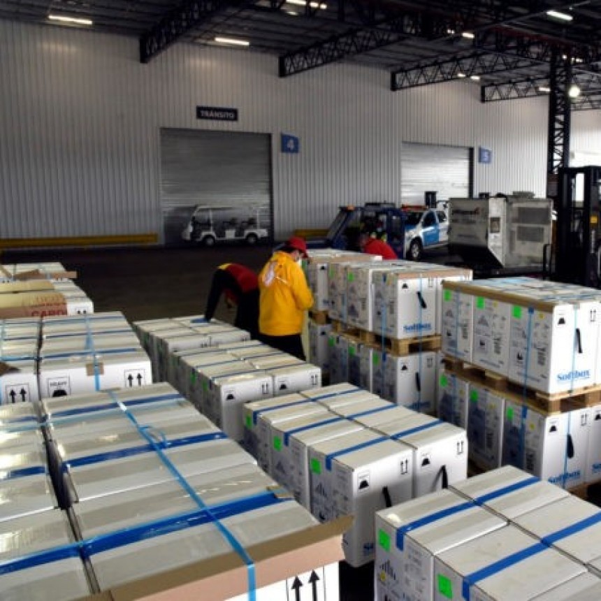 ARRIBÓ UN EMBARQUE CON 936 MIL VACUNAS DE PFIZER Y EL JUEVES LLEGARÁN CASI 690 MIL DOSIS MÁS