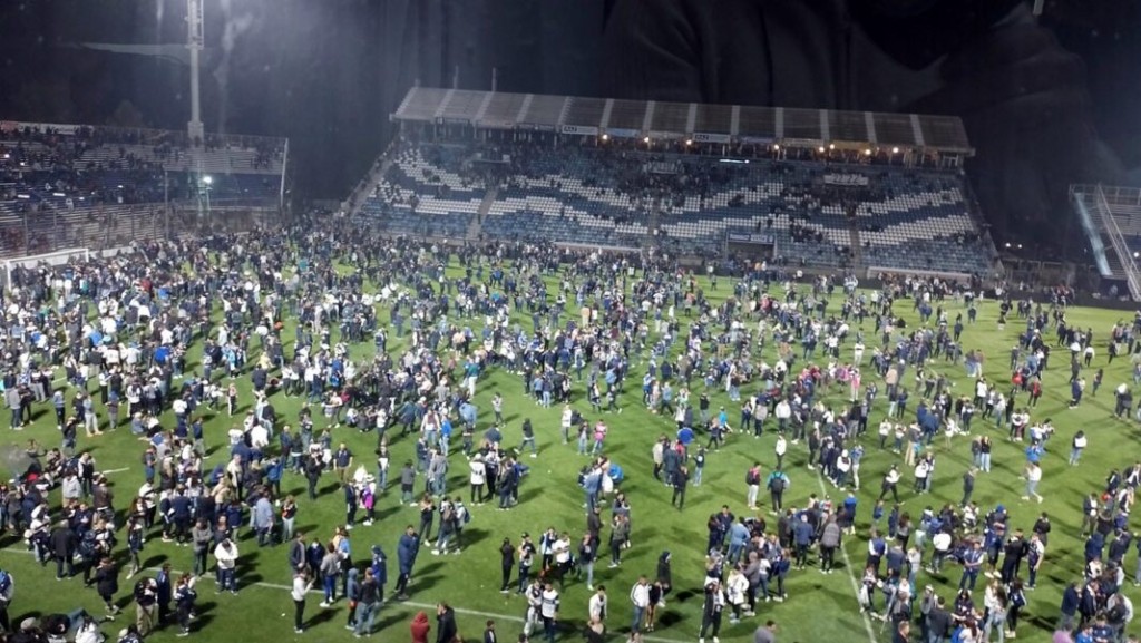 NOCHE NEGRA EN LA PLATA: UN MUERTO EN EL PARTIDO GIMNASIA – BOCA TRAS INCIDENTES ENTRE HINCHAS Y POLICÍAS