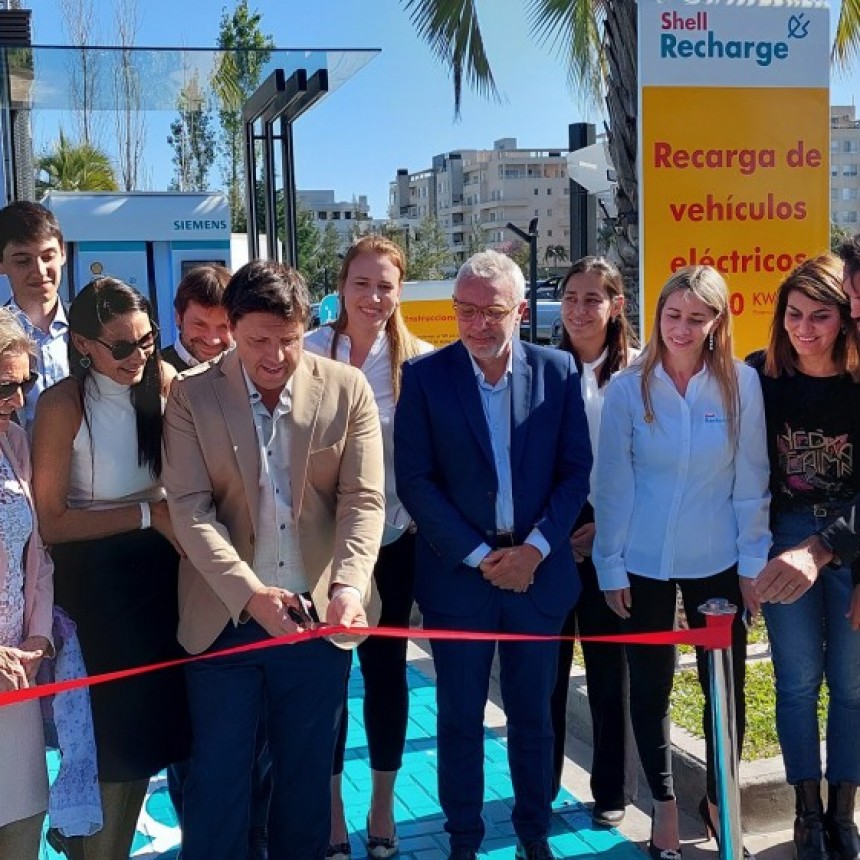 EN TIGRE, JULIO ZAMORA ACOMPAÑÓ A SHELL EN LA INAUGURACIÓN DEL PRIMER SURTIDOR PARA AUTOS ELÉCTRICOS DEL PAÍS