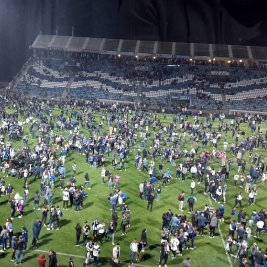NOCHE NEGRA EN LA PLATA: UN MUERTO EN EL PARTIDO GIMNASIA – BOCA TRAS INCIDENTES ENTRE HINCHAS Y POLICÍAS