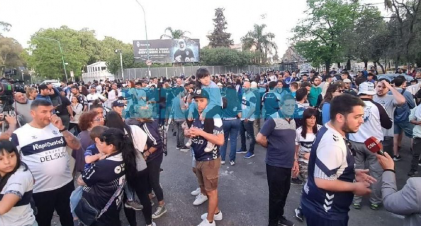 HINCHAS DE GIMNASIA FUERON AL ESTADIO A PEDIR JUSTICIA