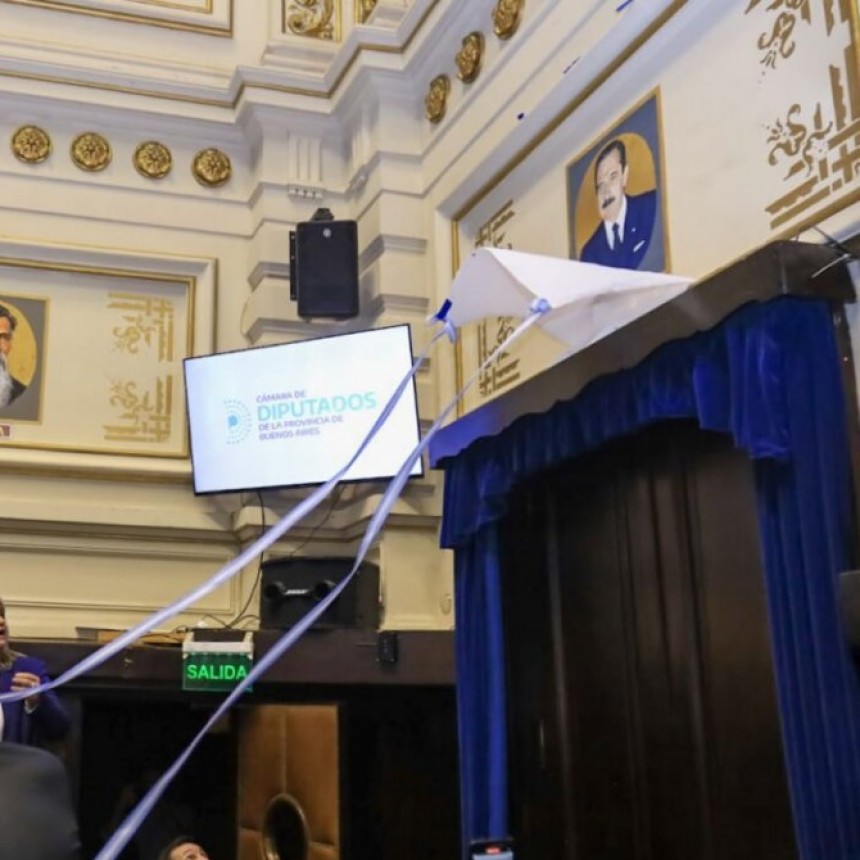 UNA IMAGEN DE RAÚL ALFONSÍN FUE ENTRONIZADA EN LA LEGISLATURA DE LA PROVINCIA DE BUENOS AIRES