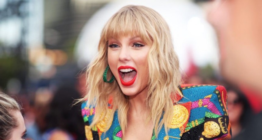 A SEMANAS DE QUE TAYLOR SWIFT SE PRESENTE EN ARGENTINA, FANÁTICOS DE LA CANTANTE PIDEN NO VOTAR A MILEI
