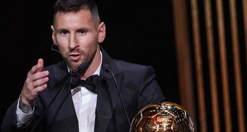 MESSI GANÓ SU OCTAVO BALÓN DE ORO Y SE LO DEDICÓ A DIEGO MARADONA