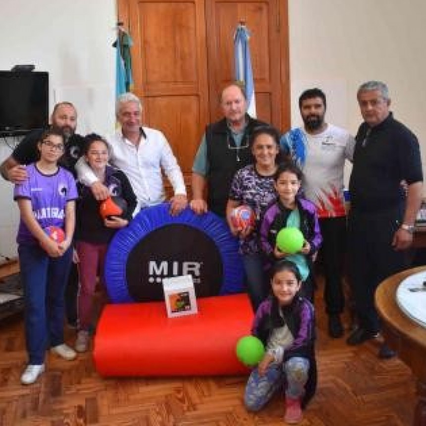LA MUNICIPALIDAD DE PATAGONES HIZO ENTREGA DE MATERIALES DEPORTIVOS AL EQUIPO DE HANDBALL “PANTERAS MARAGATAS”