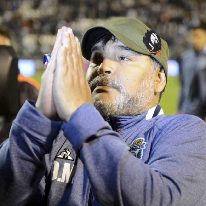 MARADONA LES ANUNCIÓ A SUS JUGADORES QUE RENUNCIA COMO DT DE GIMNASIA
