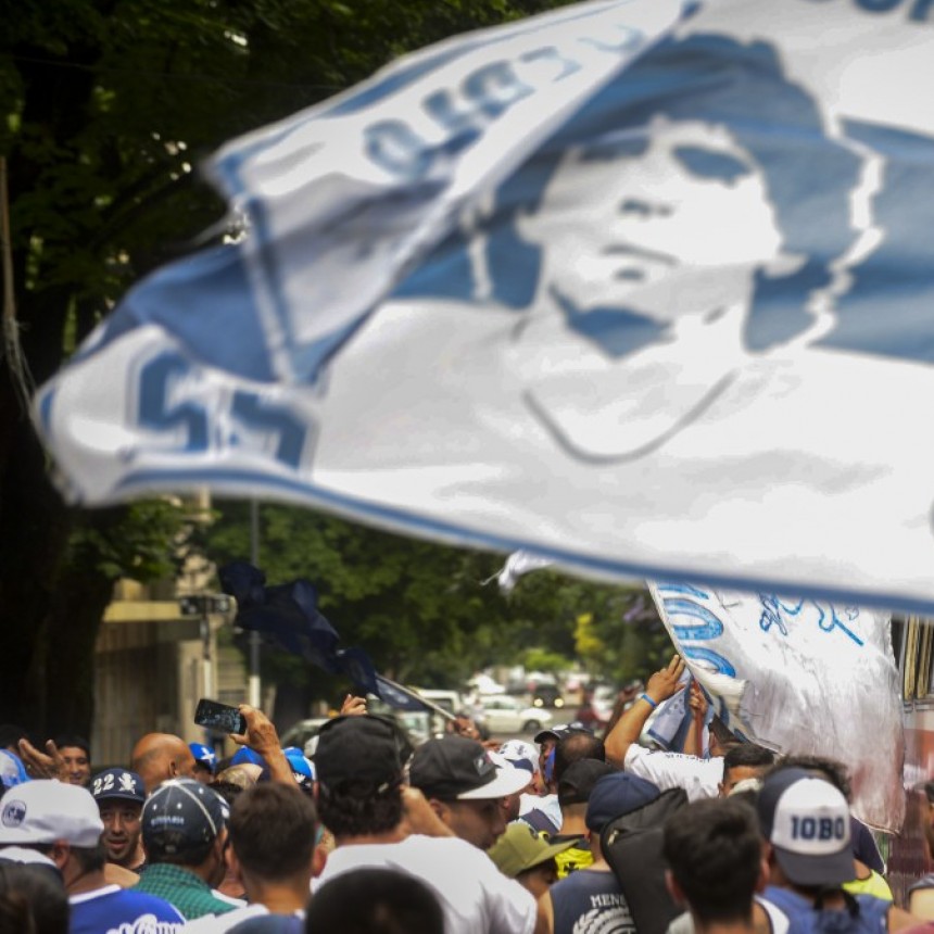 MARADONA DIO MARCHA ATRÁS Y SIGUE COMO DT DE GIMNASIA (LP)