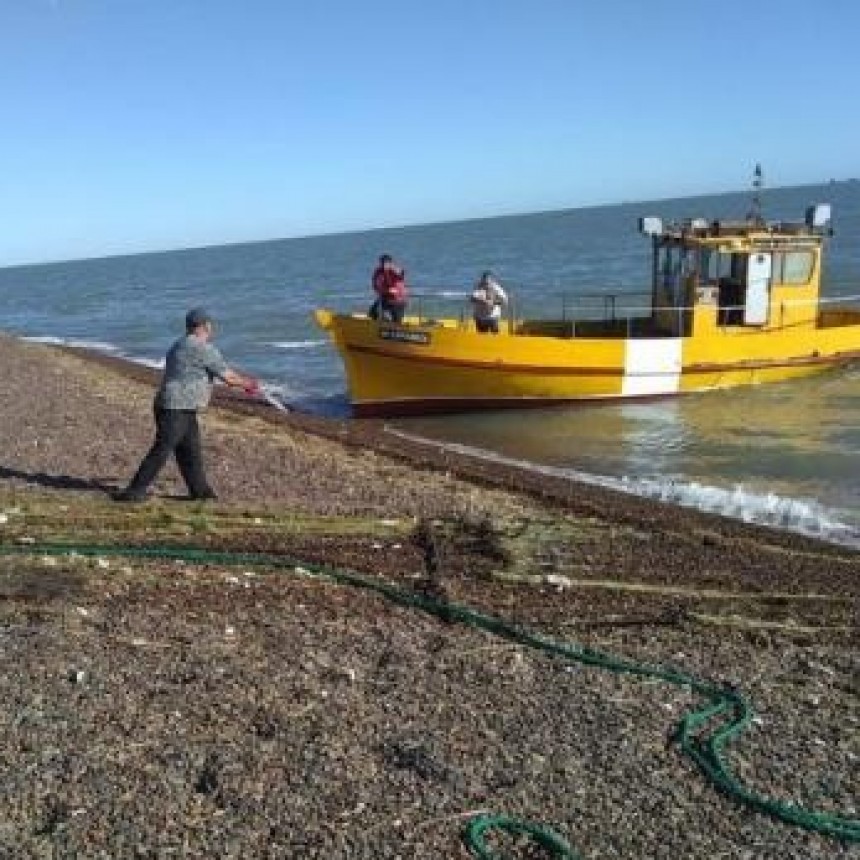 LA MUNICIPALIDAD DE PATAGONES REALIZA TRABAJOS DE LIMPIEZA DE ENGANCHES EN BAHÍA SAN BLAS