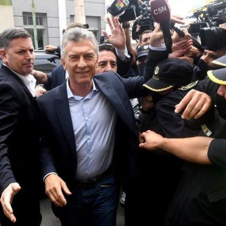 MAURICIO MACRI ATACÓ A UN CRONISTA DE C5N Y ROMPIÓ UN MICRÓFONO