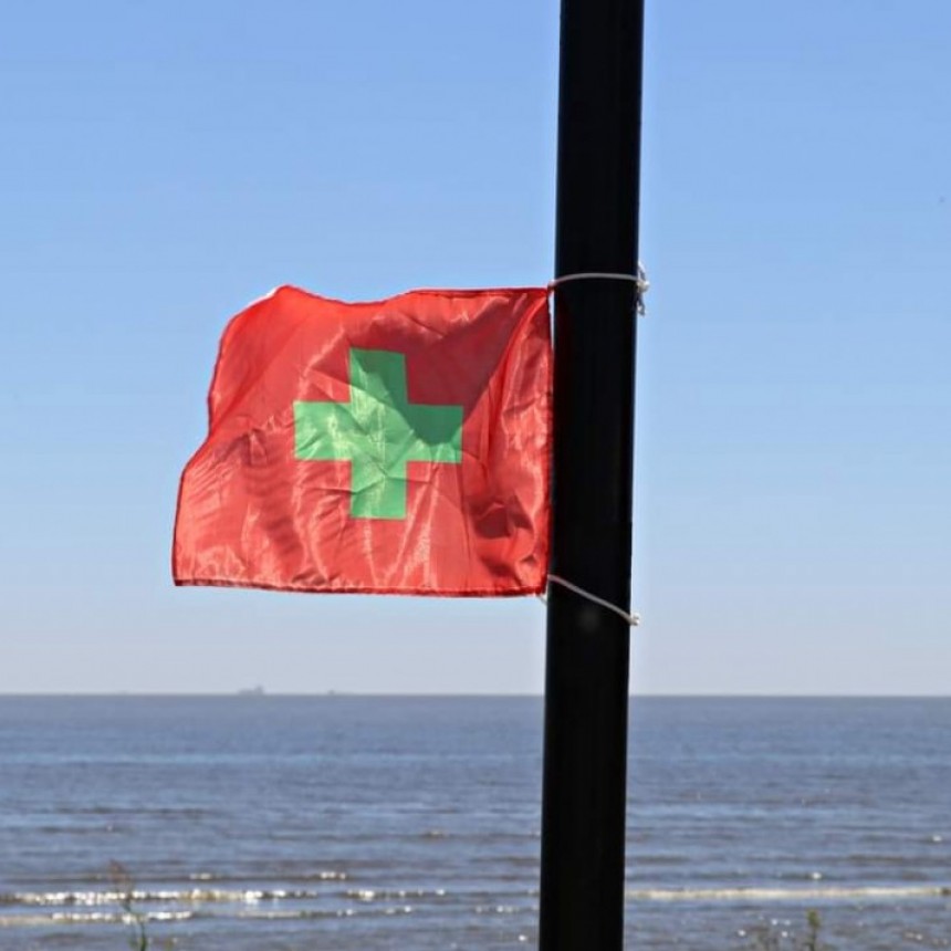   BERISSO Y ENSENADA INSTALAN BANDERAS SANITARIAS EN LA COSTA DEL RÍO DE LA PLATA