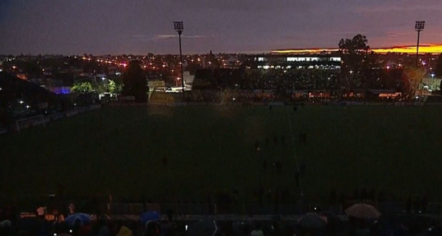 ALMIRANTE BROWN-INDEPENDIENTE RIVADAVIA SE JUEGA HOY POR PROBLEMAS EN LA ILUMINACIÓN DEL ESTADIO
