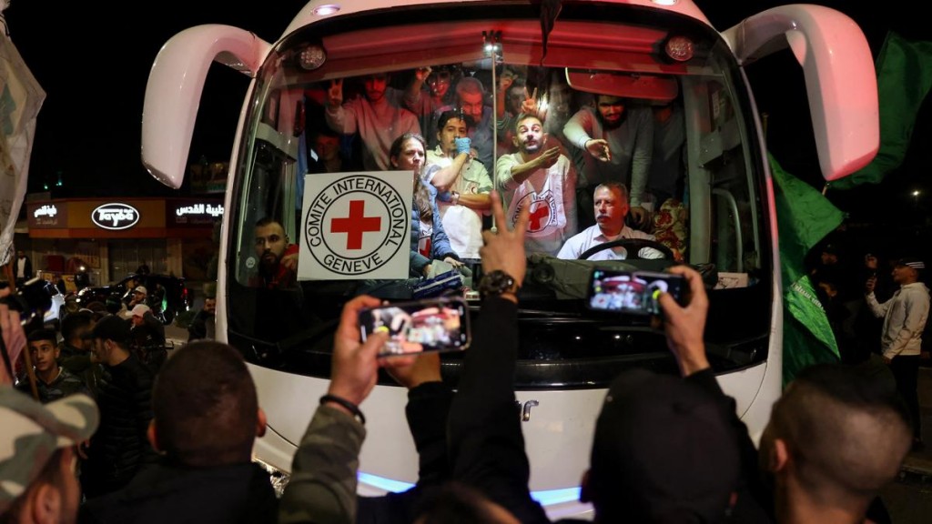 HAMAS LIBERÓ 11 REHENES, ENTRE ELLOS SEIS ARGENTINOS, E ISRAEL SOLTÓ 33 PRISIONEROS