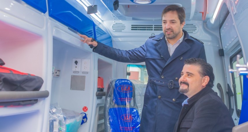 EL HOSPITAL PROVINCIAL CORDERO SUMÓ UNA NUEVA AMBULANCIA
