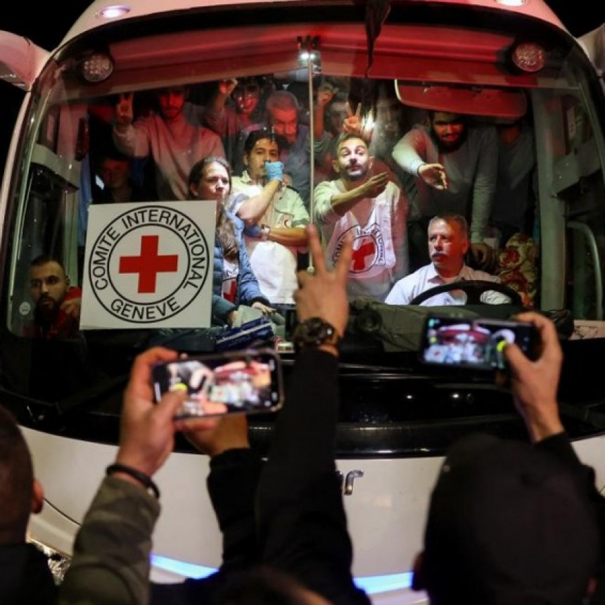 HAMAS LIBERÓ 11 REHENES, ENTRE ELLOS SEIS ARGENTINOS, E ISRAEL SOLTÓ 33 PRISIONEROS