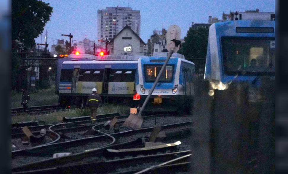 TREN SARMIENTO: CONTINÚAN LAS DEMORAS TRAS EL DESCARRILAMIENTO QUE DEJÓ VARIOS HERIDOS