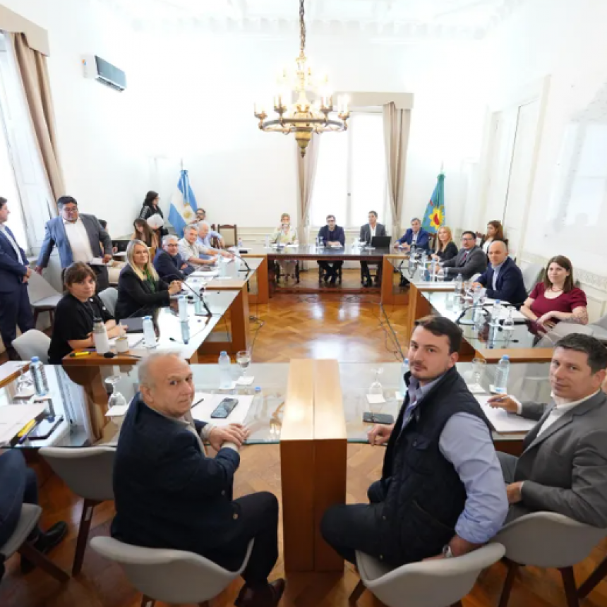 LA CÁMPORA Y EL MASSISMO ATACAN A KICILLOF, POSPUSIERON EL ENDEUDAMIENTO.