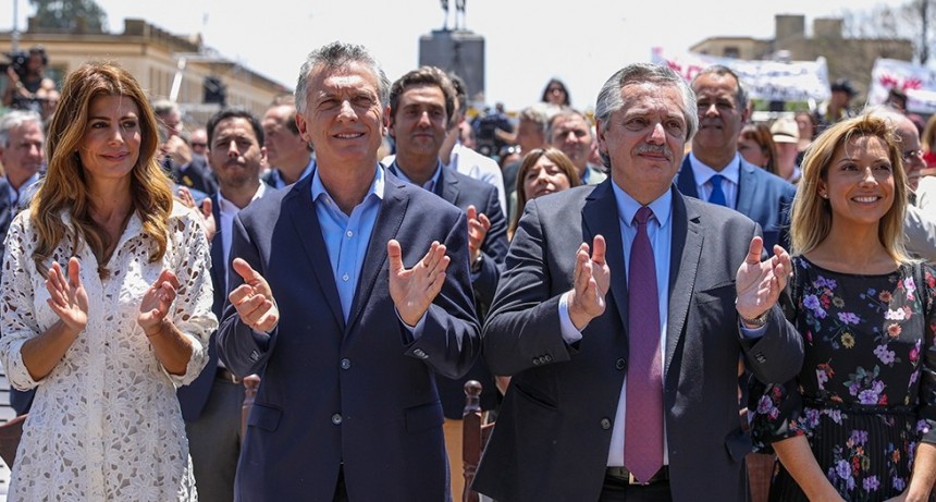 MACRI RECIBIÓ A ALBERTO FERNÁNDEZ ANTES DE LA MISA EN EL MUSEO ENRIQUE UDAONDO DE LUJAN