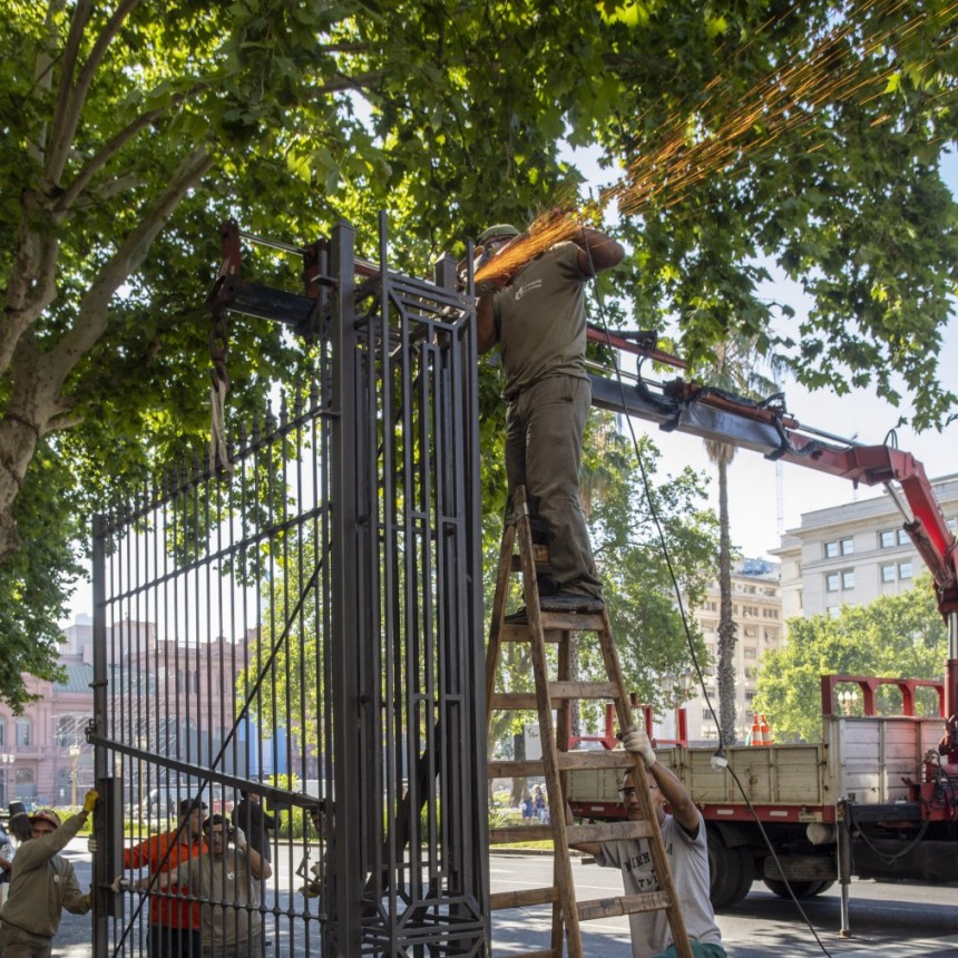 LA PLAZA VUELVE A LA GENTE: RETIRARON LAS REJAS EN PLAZA DE MAYO