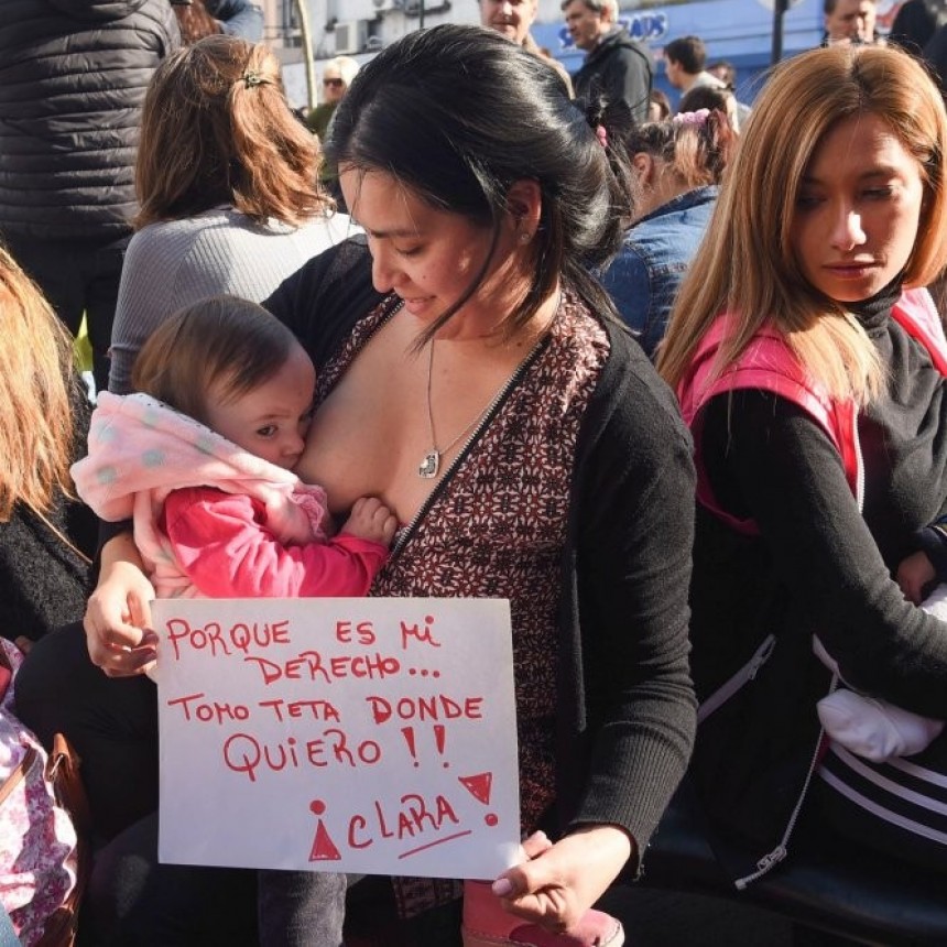 LE IMPIDIERON AMAMANTAR EN PÚBLICO Y ORGANIZÓ UNA 