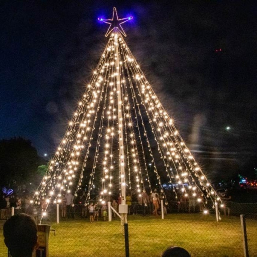EN JUNÍN SE ENCENDIERON LAS LUCES DEL ÁRBOL DE NAVIDAD Y SE RECORDÓ A LOS HÉROES CAÍDOS EN MALVINAS