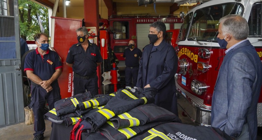 ENTREGA DE NUEVOS UNIFORMES A BOMBEROS VOLUNTARIOS EN VICENTE LÓPEZ
