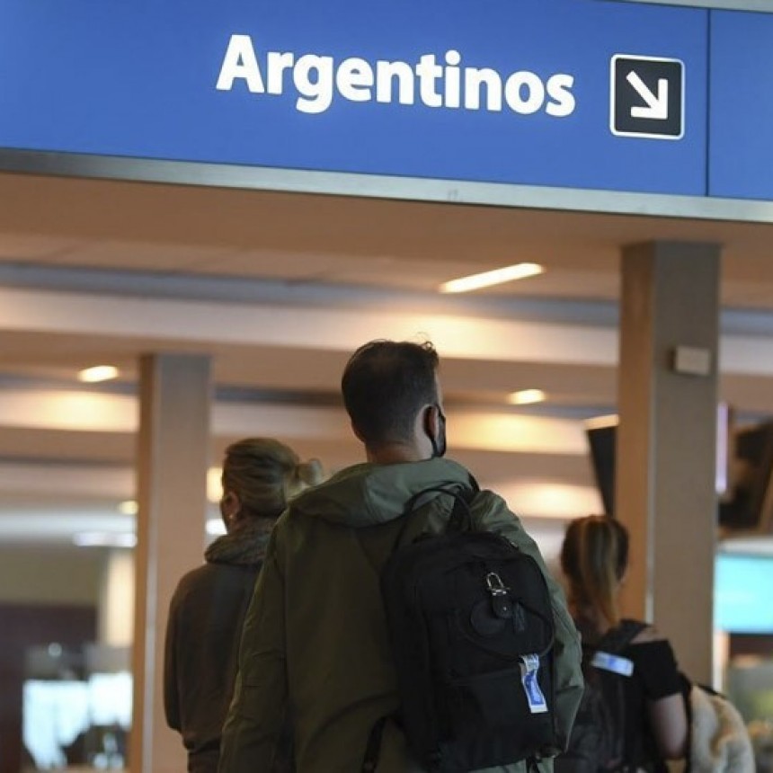 EL GOBIERNO SUSPENDIÓ LOS VUELOS PROCEDENTES DEL REINO UNIDO POR LA NUEVA CEPA