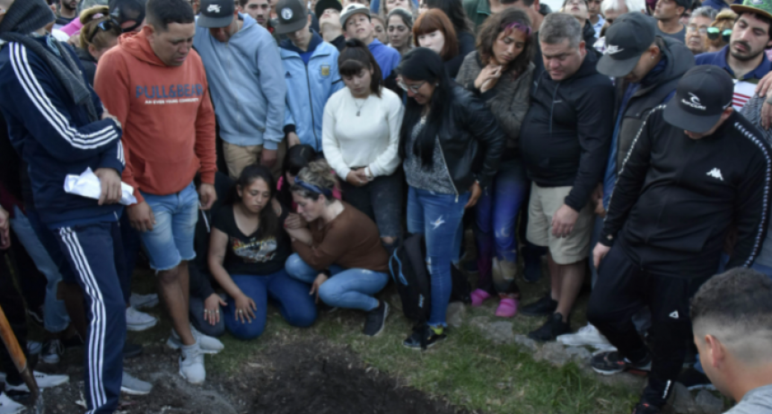 UN EMOTIVO CORTEJO DESPIDIÓ AL ADOLESCENTE QUE FUE MUERTO POR UN POLICÍA EN MIRAMAR