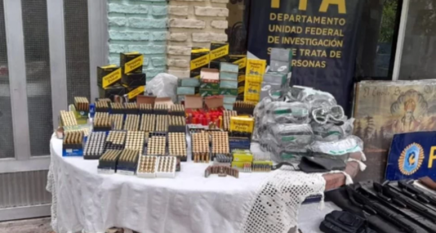 ALLANARON UN TEMPLO DE ABBA KRISHNA EN LA MATANZA: SECUESTRARON ARMAS, MUNICIONES Y TRAJES BACTERIOLÓGICOS