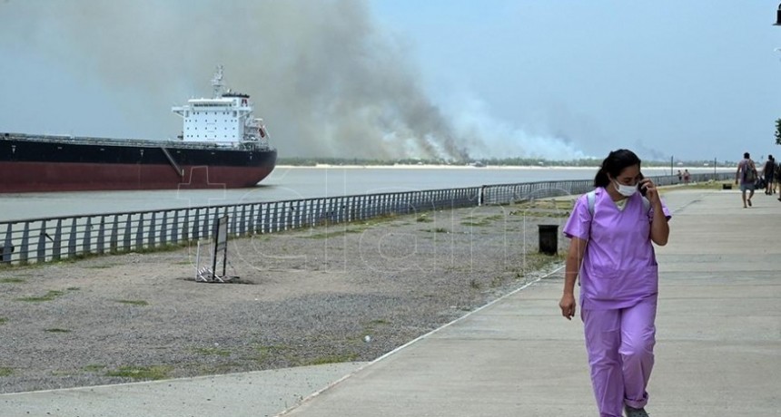 HELICÓPTEROS HIDRANTES TRABAJAN EN LA EXTINCIÓN DEL FUEGO EN LAS ISLAS DEL PARANÁ