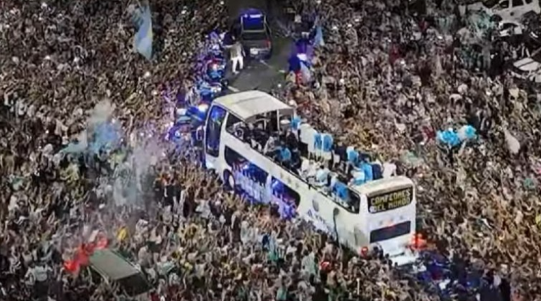 LA SELECCIÓN LLEGÓ A EZEIZA Y SE TRASLADÓ AL PREDIO DE LA AFA EN MEDIO DE UNA MAREA HUMANA