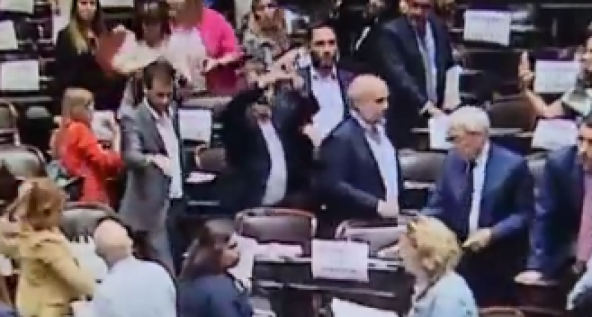 OFENSIVO Y SEXUAL GESTO DE RITONDO A MOREAU AL RETIRARSE DE LA SESIÓN DE DIPUTADOS