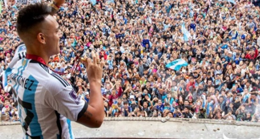 LAUTARO MARTÍNEZ FUE RECIBIDO POR UNA MULTITUD EN BAHÍA BLANCA