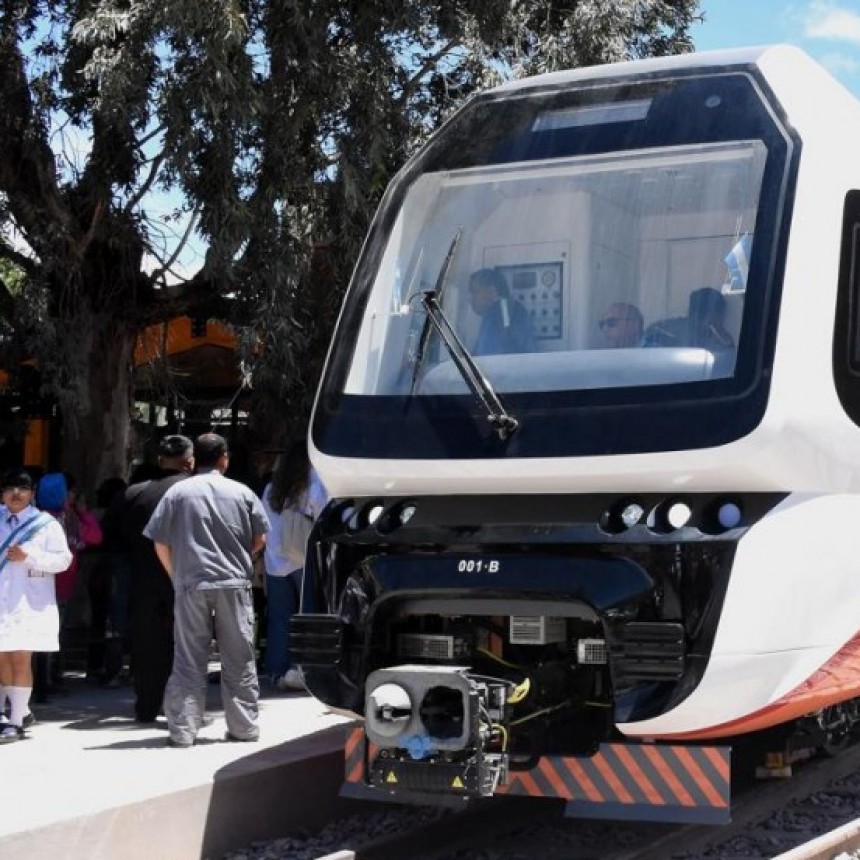 INAUGURARON UN TREN TURÍSTICO SOLAR CON UN VIAJE POR TRES PUEBLOS DE LA QUEBRADA DE HUMAHUACA