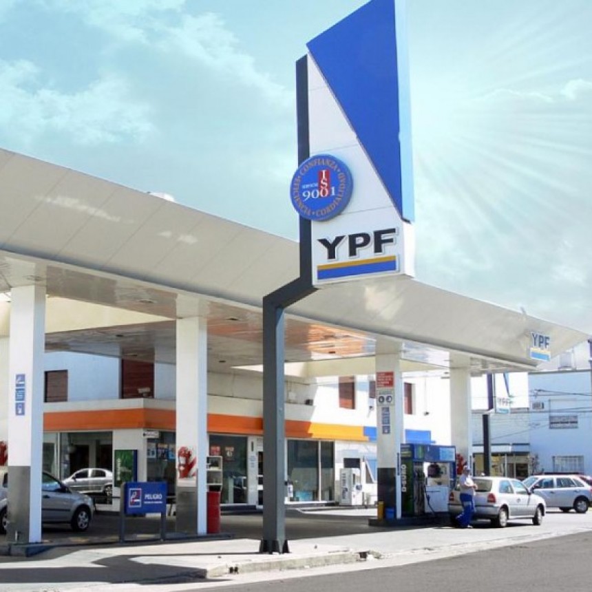 DELIRANTE: YPF Y AXION TAMBIÉN AUMENTARON 37% EL PRECIO DE SUS COMBUSTIBLES 