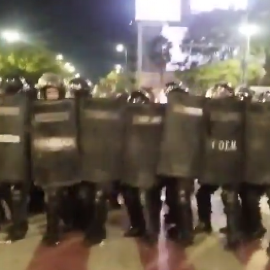 BRUTAL REPRESIÓN DE LA POLICÍA EN CÓRDOBA A LA GENTE QUE PROTESTABA CONTRA MILEI