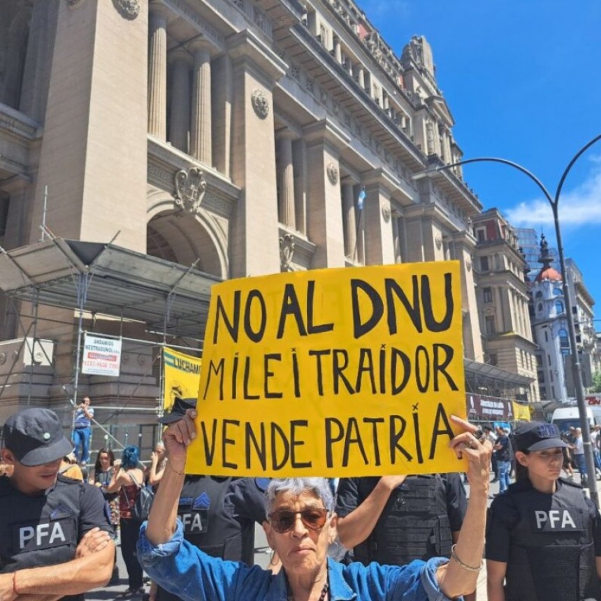 SINDICATOS Y MOVIMIENTOS SOCIALES SE MOVILIZARON CONTRA EL DECRETO DE MILEI