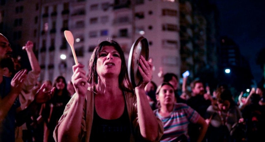 CACEROLAZOS EN TODO EL PAÍS CONTRA EL MEGAPROYECTO DE LEY PRESENTADO AL CONGRESO
