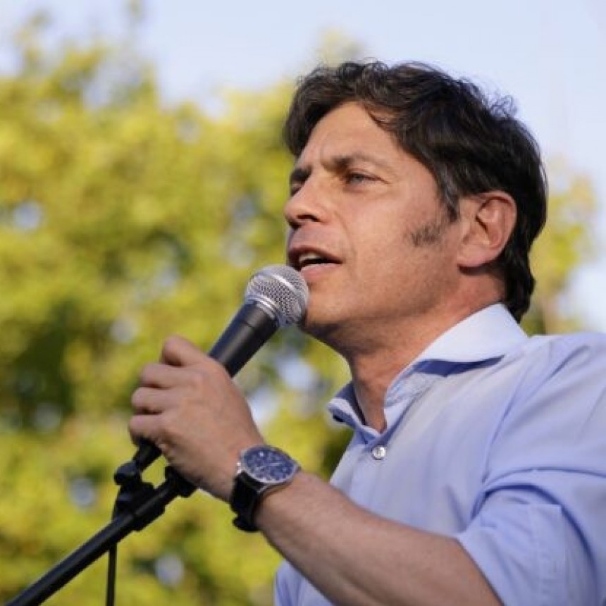 KICILLOF DEJÓ UN MENSAJE EN CLAVE ELECTORAL TRAS LA MATEADA EN LA PLATA: BANDERAS Y LOGO CON IDENTIDAD PROPIA